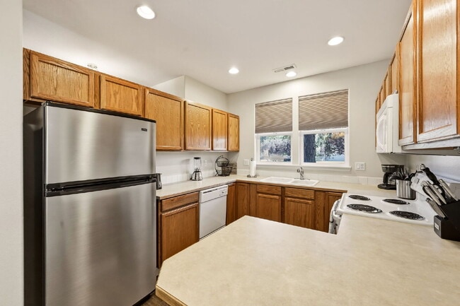 Building Photo - Furnished 3-Bedroom Home in Southwest Bend with Yard Care Included