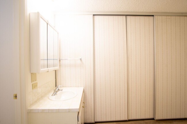 Building Photo - Spacious Top Flr 2Bdr Flat, W/D Hk-Up, D/W...