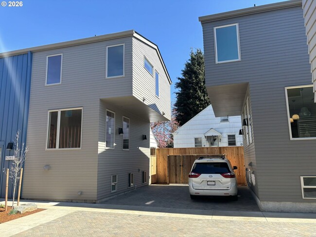 Building Photo - BRAND NEW stylish and modern Mt. Tabor stunner! Available Now!!