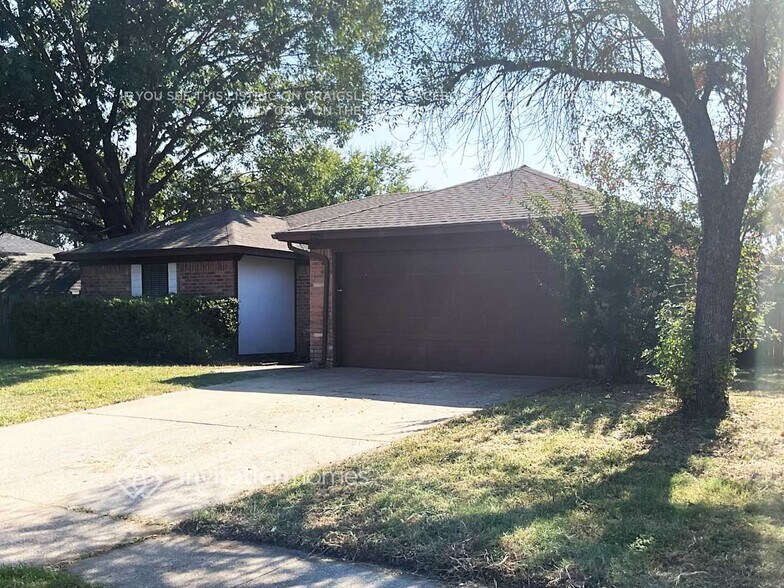 Building Photo - 1229 N Creek Dr