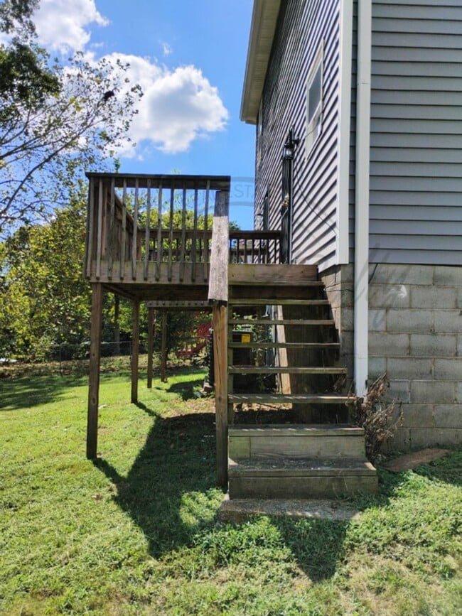 Building Photo - Two Bedroom Townhouse with deck near Trini...