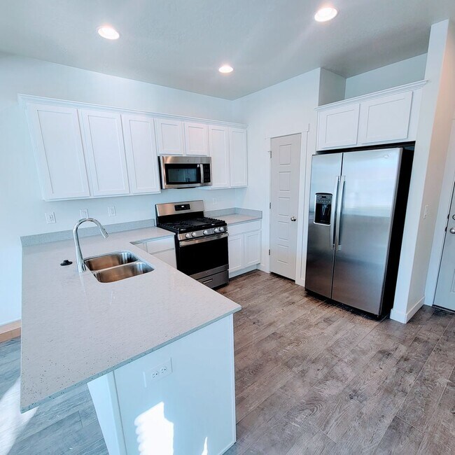 Building Photo - Gorgeous Townhome!!!