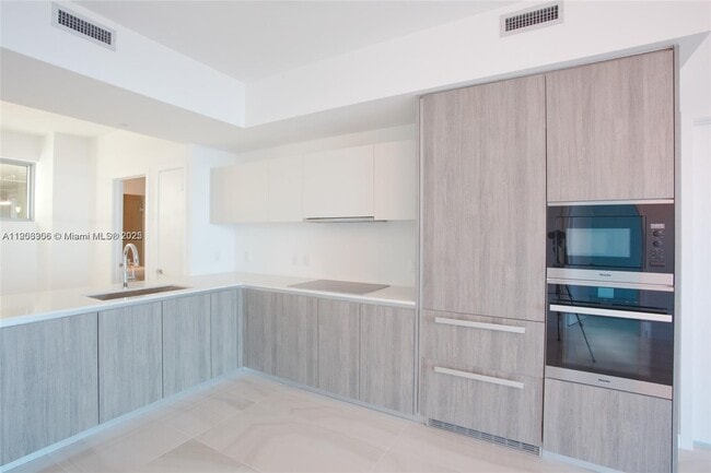 Building Photo - 2900 NE 7th Ave