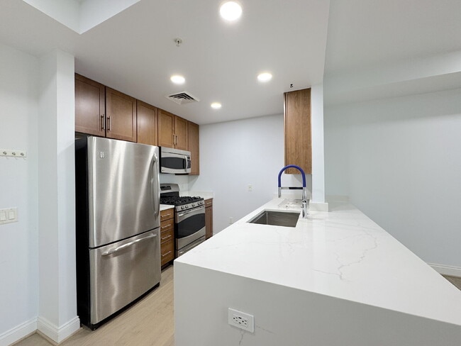 Building Photo - "Chic Urban Retreat: Stylish 1-Bed Condo with Hardwood Elegance in the Heart of Alexandria!"