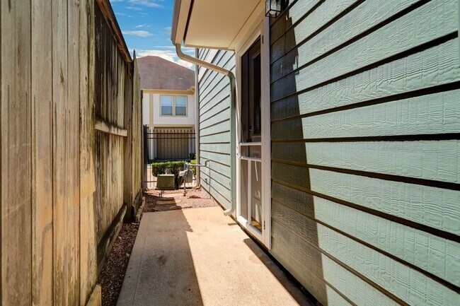 Building Photo - 1702 Redwing Cove Dr