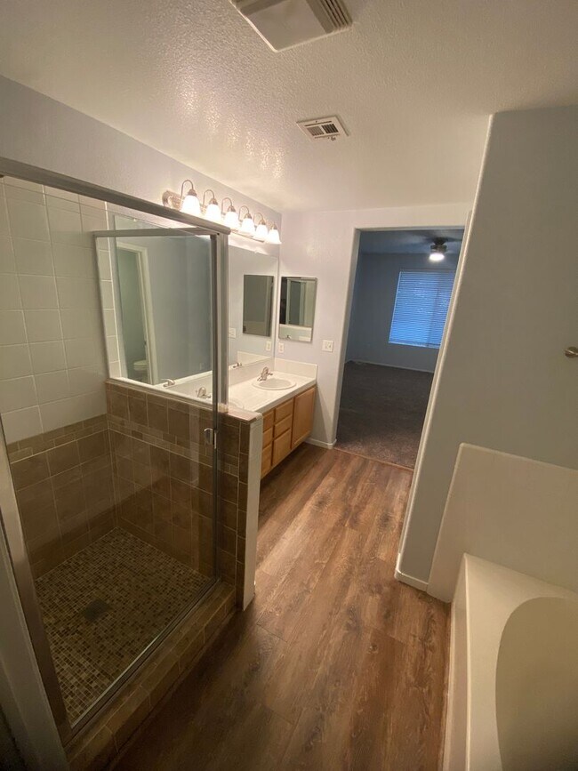 Building Photo - AMERICANA Property Mgmt - 3 beds Condo in ...