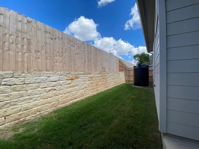 Building Photo - 320 Creek Rd