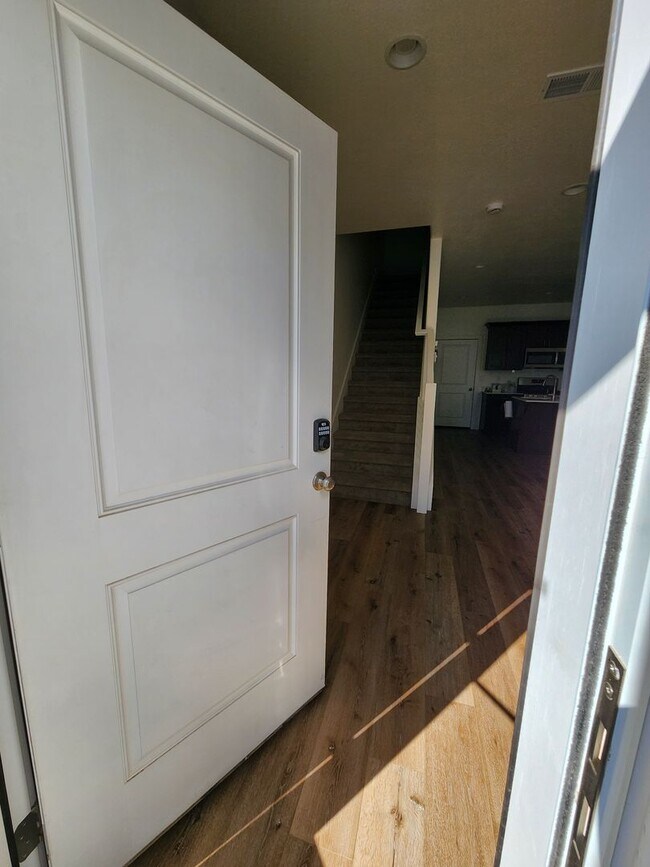 Building Photo - Beautiful Modern Townhome with Spacious La...