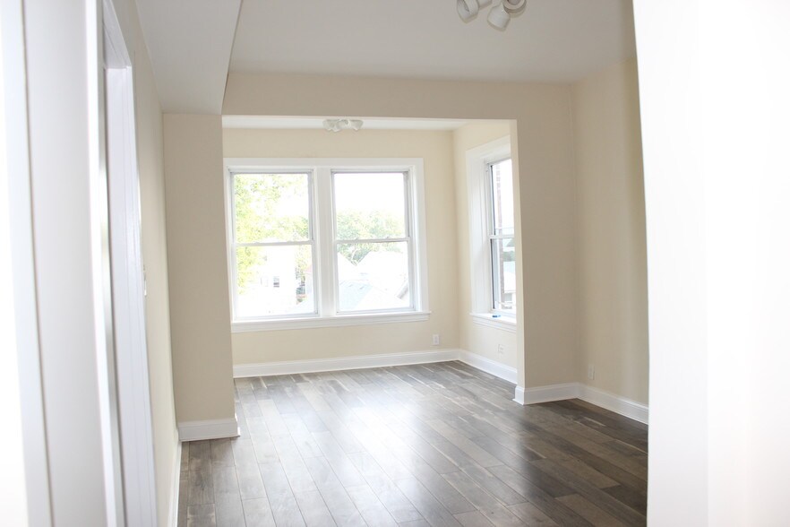 Living room - 3316 W Hutchinson St