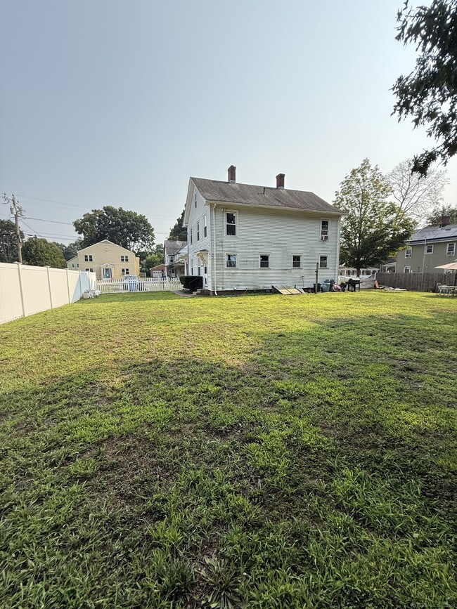 Building Photo - 65 Maple St