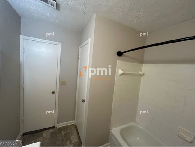 Building Photo - 667 Rae Dr SW