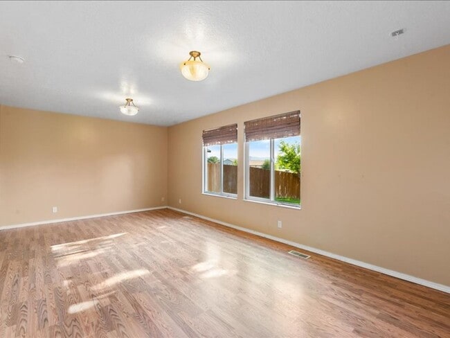 Building Photo - 3 Bedroom 2.5 Bathroom Home in Southwest B...