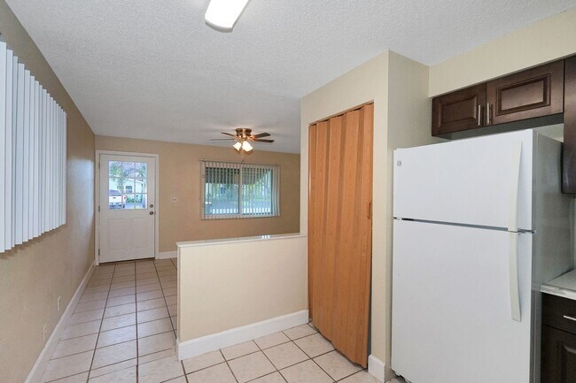 Building Photo - 2716 SW 46th St