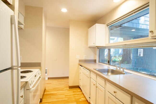 Building Photo - ONE MONTH FREE! Fantastic Lake Oswego 1Bdr w/Fireplace, Dishwasher, W/D & Patio!
