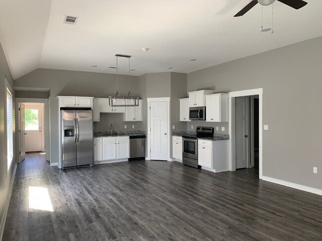 Building Photo - Charming 3-Bedroom Home with 2 Full Baths ...