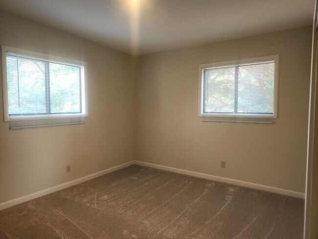 Building Photo - Spacious Condo Close to King St Metro/Old ...