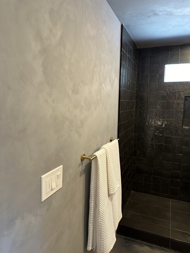 lime wash bathroom walls - 6110 Hillandale Dr