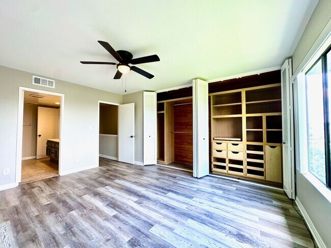 Building Photo - 821 America Way