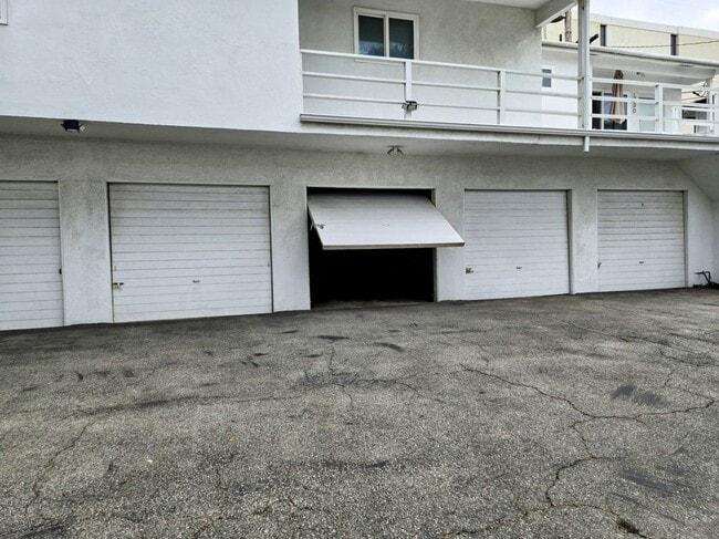 Building Photo - 330 Calle Miramar