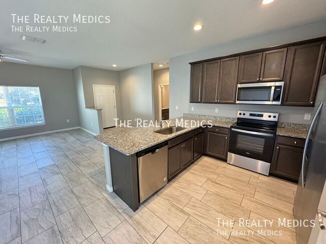 Building Photo - 2570 SE Rayburn Ave