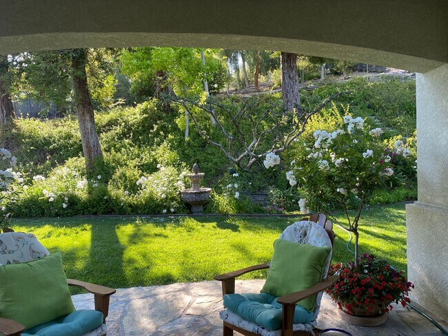 Building Photo - Private Courtyard Entry & Expansive Backyard Oasis