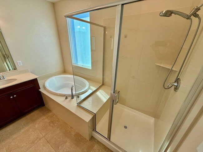 Building Photo - 4BD/3.5B Home in Dublin's Boulevard Community, a Stone's Throw Away From Persimmon and Hacienda!