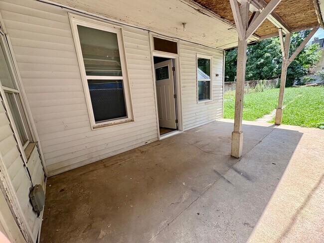 Building Photo - 2 Bedroom 1.5 Bathroom w/Bonus Room in York!
