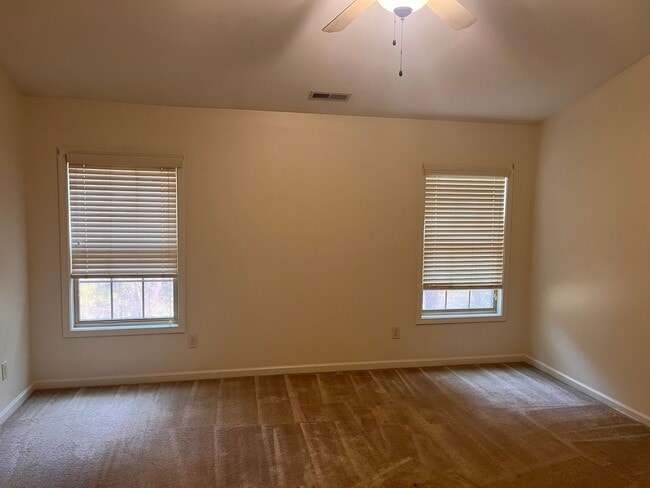 Building Photo - Beautiful Townhouse