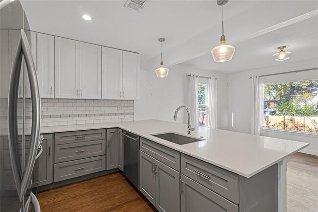 Building Photo - 713 E 45th St