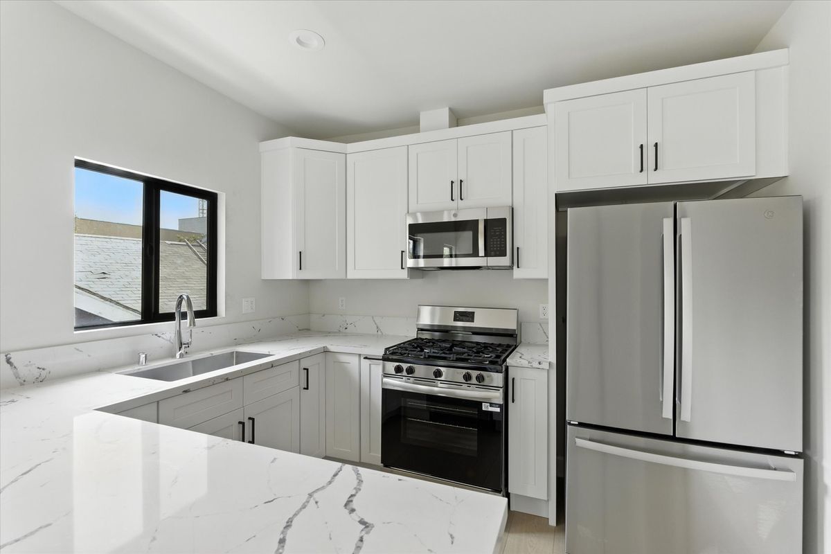 Building Photo - 1172 N Wilton Pl