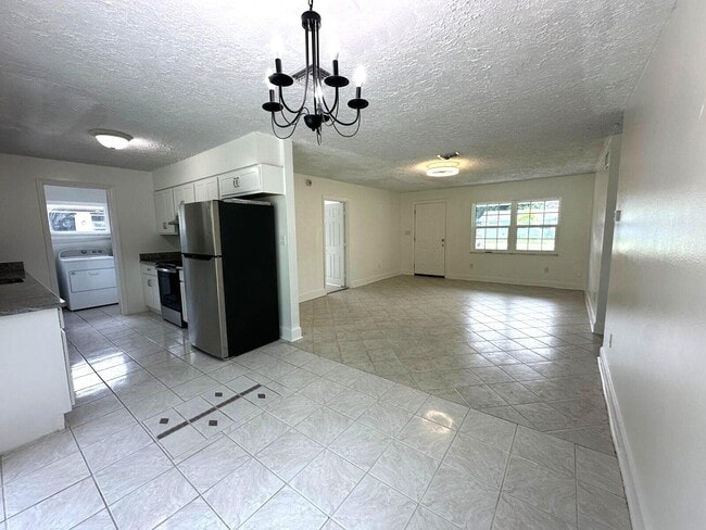 Building Photo - 1032 Martinique Ave