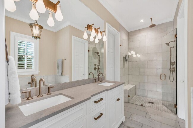 Building Photo - Franklin Gem Walking Distance to Downtown!