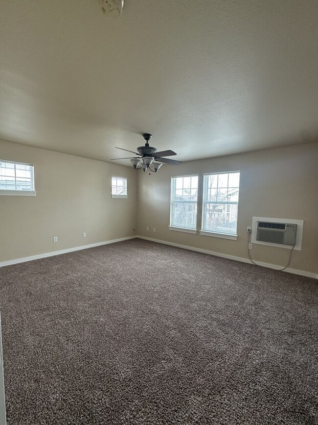 Building Photo - 2 Bedroom 2 Bath Townhouse in Ashland