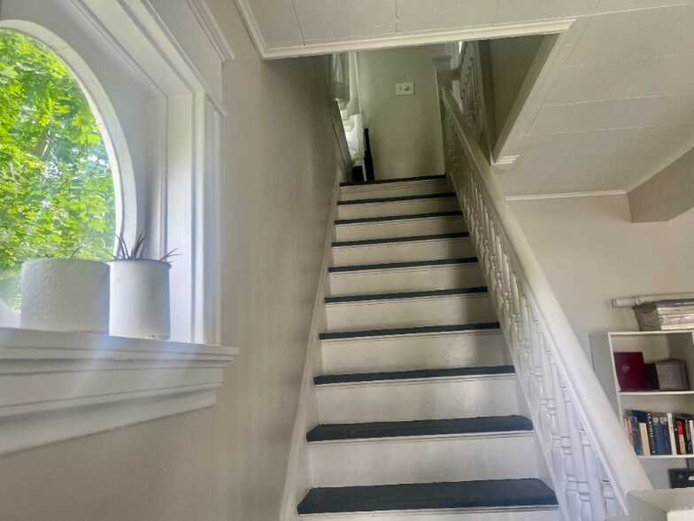 Building Photo - 341 Montclair Ave