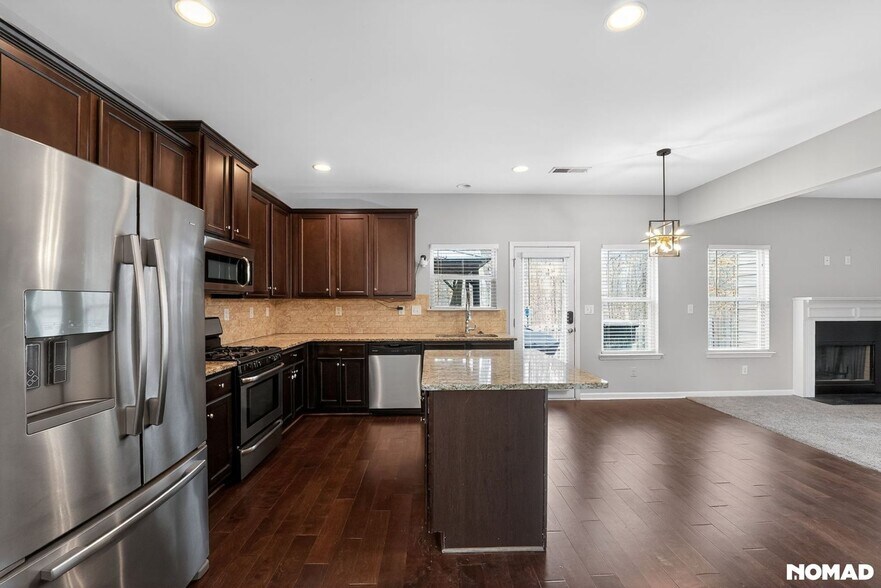 Building Photo - 1154 Paramount Dr