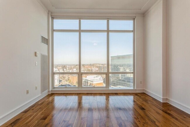 Building Photo - 5 Renaissance Sq