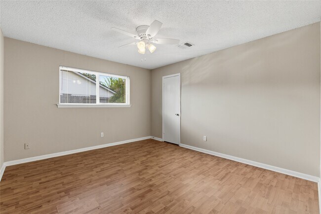 Building Photo - 5814 Viking Dr