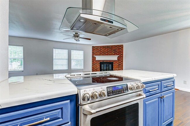 Building Photo - 471 El Toro Ln