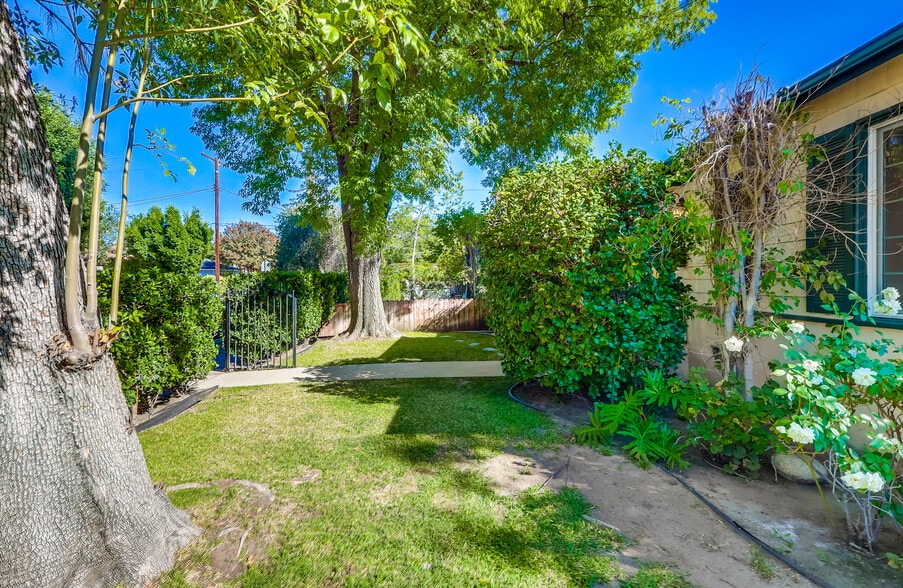 Private yard - 11690 Margate St