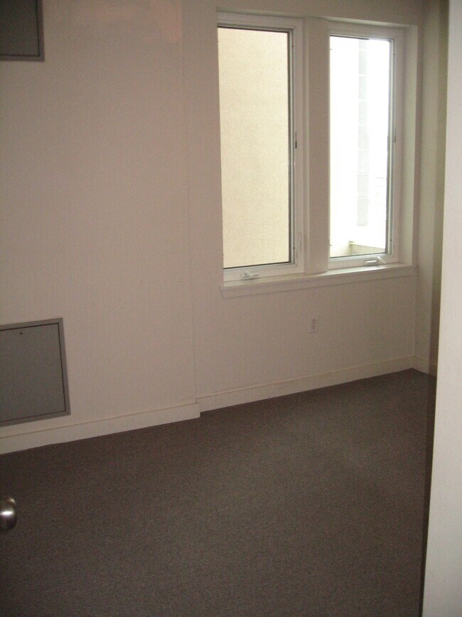 Building Photo - NO PARKING/2+ bed/2 bath top floor condo with full length balcony overlooking north park blocks/N...