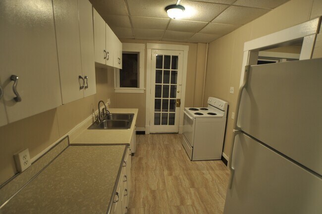Building Photo - Updated Apartment in the Heart of Beaver F...