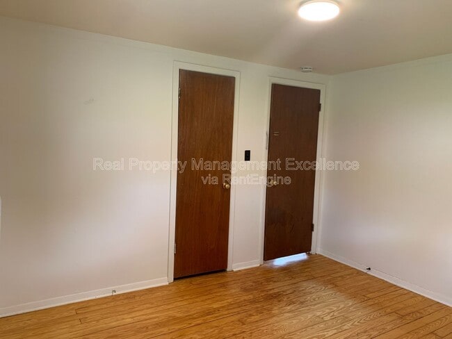 Building Photo - 410 W Watson St