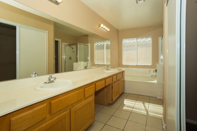 Building Photo - This Delightful Home Won't Last Long, Call...