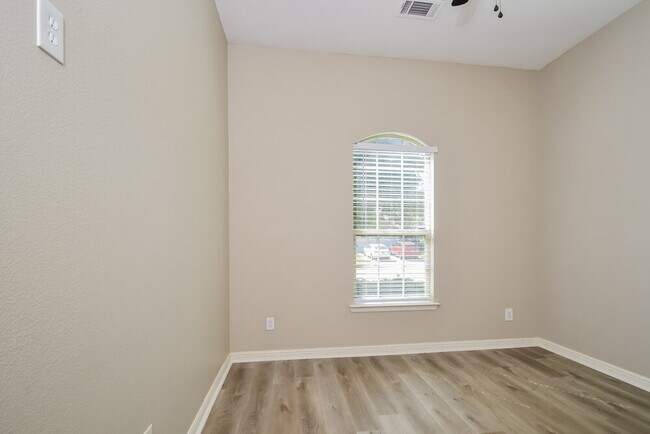 Building Photo - 1717 Nightingale Dr