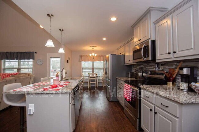 Building Photo - 3100 Gatewood Dr