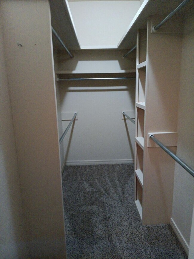 Building Photo - Hinge Property Management