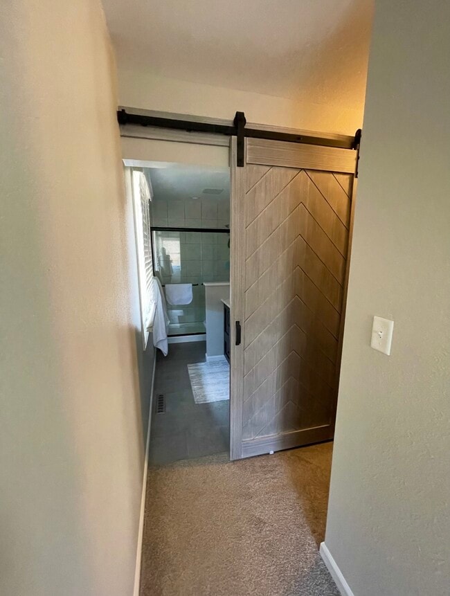 Building Photo - 1001 Camelot Cir