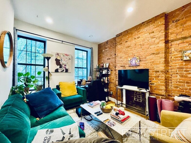 Building Photo - Spacious Modern 1 Bedroom