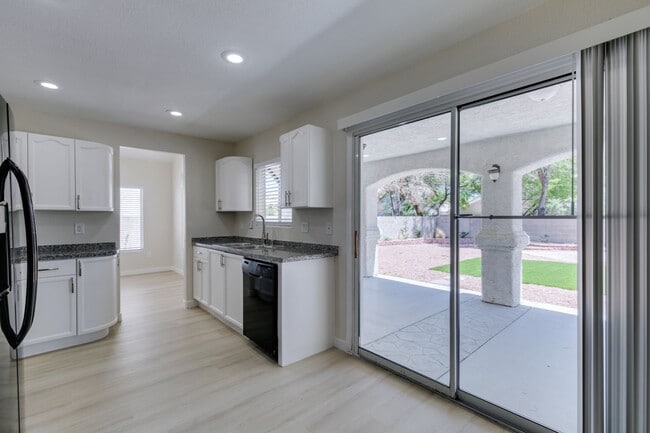 Building Photo - Stunning 3 Bedroom, 2.5 Bathroom Home in E...