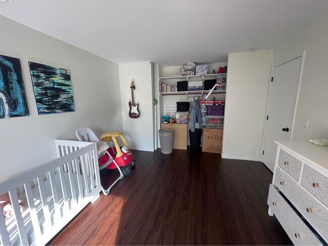 Building Photo - 1304 W Medicine Lake Dr